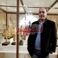 الاستاذ /صلاح سليمان يقدم التهنئة للعقيد محمد بك عودة