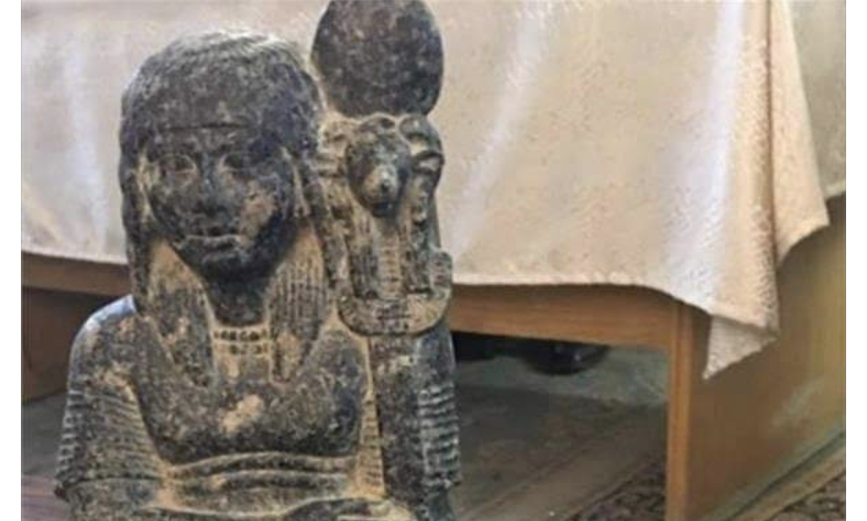 القبض علي اخواني أثناء بيعه قطعه اثارية