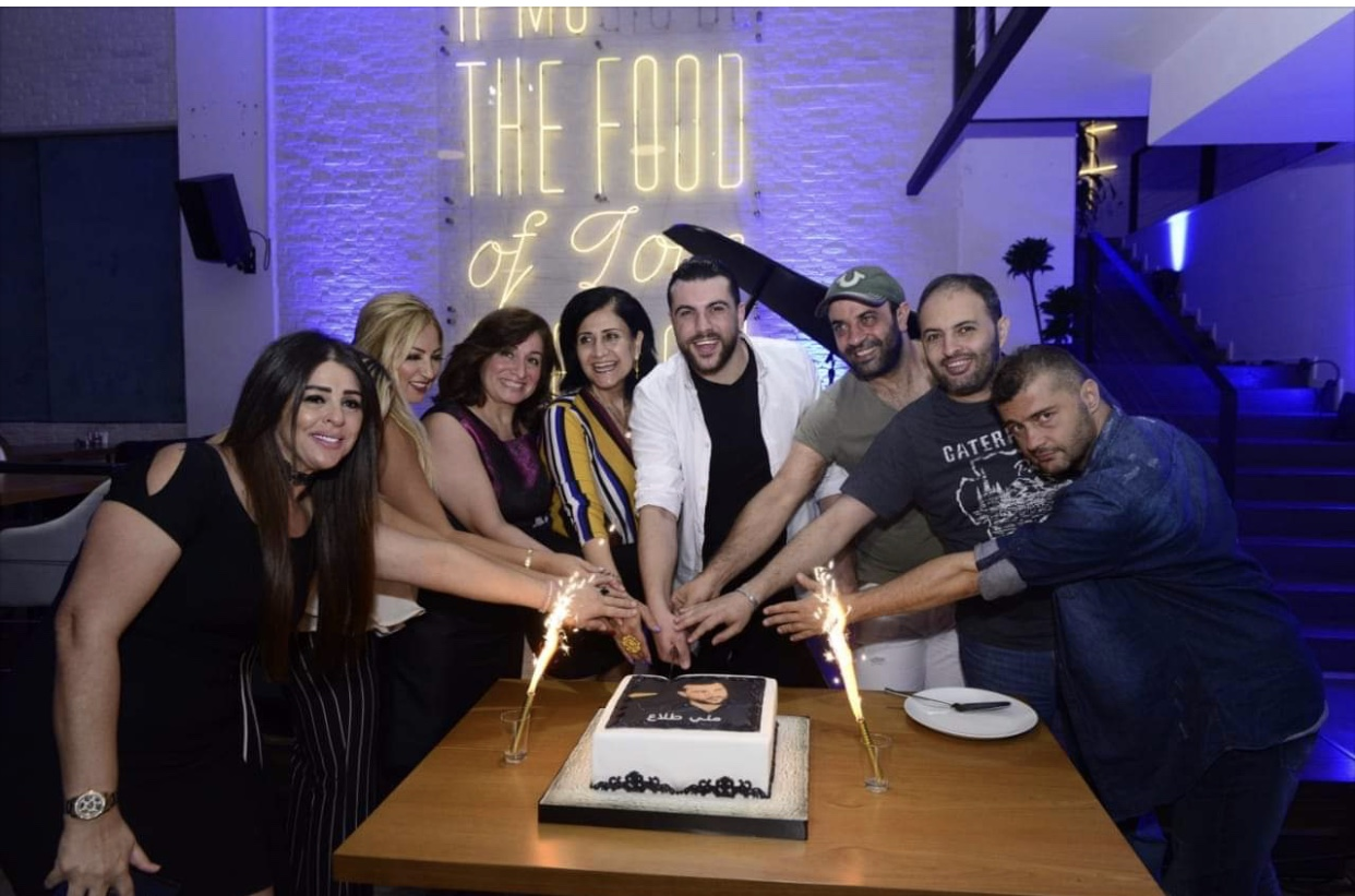 هكذا احتفل سيف شريف بمولوده الفني الأول "مني طلاع"