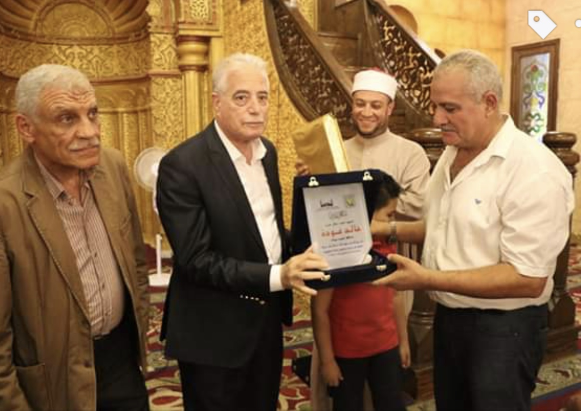 جمعية تنمية وتطوير السوق القديم تكرم محافظ جنوب سيناء لجهوده في تطوير السوق وصرف المساعدات للمتضررين بحريق السوق**